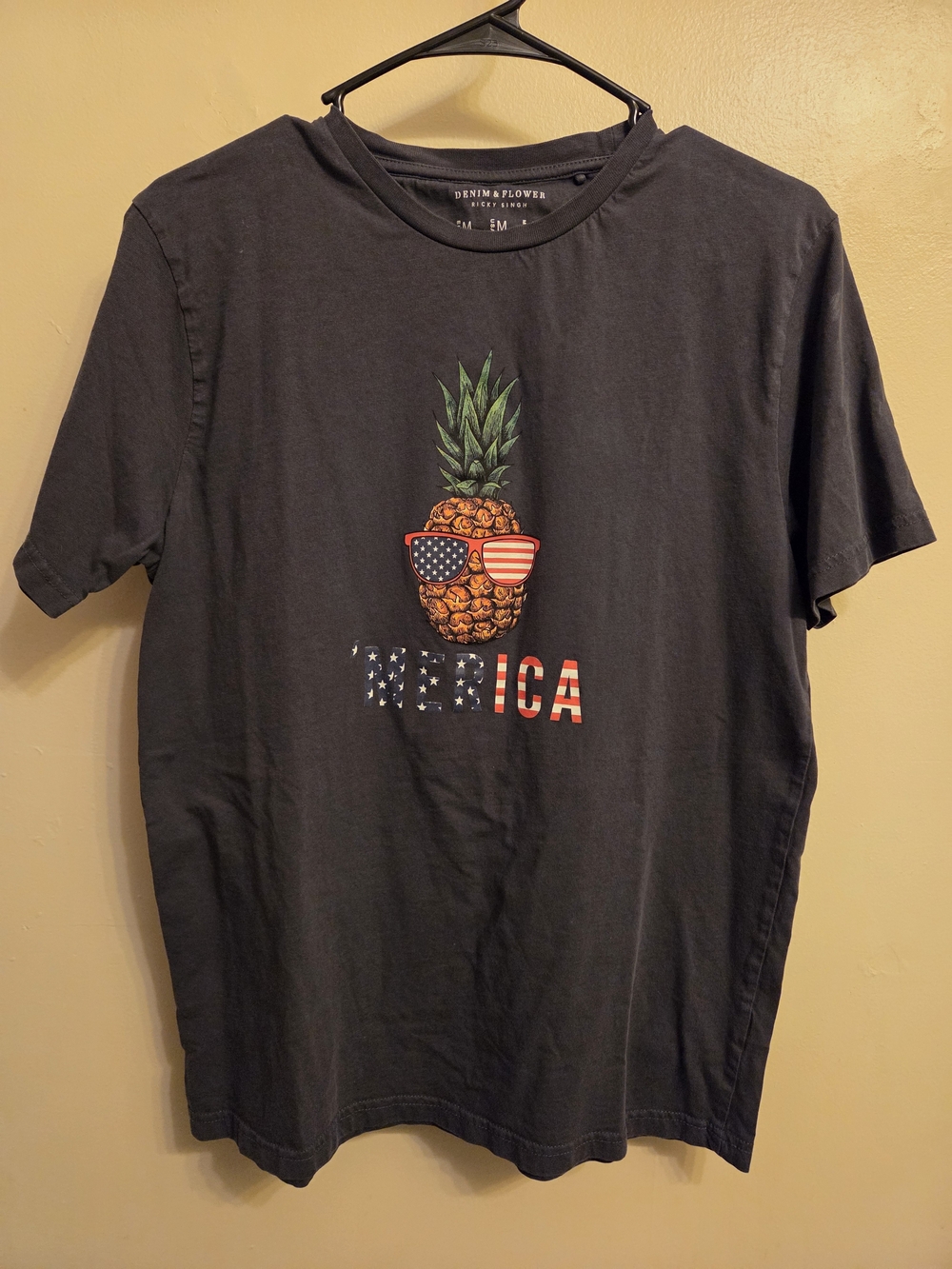Denim & Flower 'Merica Pineapple Graphic Tee Shirt Men’s Medium USA Sunglasses